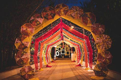 Navratri Entrance Decoration, Rajasthani Theme Wedding Decor, Indian Theme Party Decorations, Garba Pandal Decoration, Pathway Decorations Wedding, Indian Carnival Decor, North Indian Wedding Decoration, Wedding Carnival Theme Decor, Garba Ground Decoration