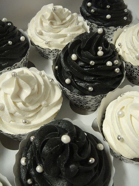 Cupcakes are topped with sugar pearl dragees and silver dragees Frame Weaving, Black And White Cupcakes, 17. Geburtstag, 19th Bday, All Black Party, Black Cupcakes, Cupcakes With Chocolate, Black Food Coloring, Cookies And Cakes