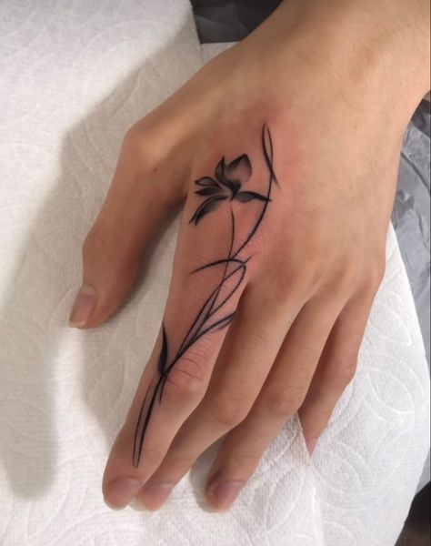 Lily Tattoo Hand, Lily Finger Tattoo, Thumb Flower Tattoo, Flower Thumb Tattoo, Lily Hand Tattoo, Finger Flower Tattoo, Tattoo Idea Flower, Flower Finger Tattoo, Thumb Tattoo