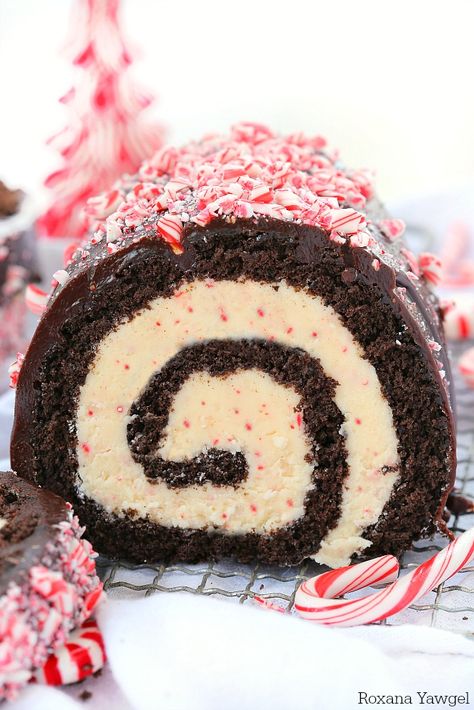 Chocolate peppermint bark roll cake recipe Yule Log Recipes, Peppermint Cake Roll, Easy Yule Log Recipe, Ice Cream Cake Roll, Yule Log Recipe, Chocolate Peppermint Cake, Chocolate Log, Peppermint Bark Recipes, Chocolate Yule Log