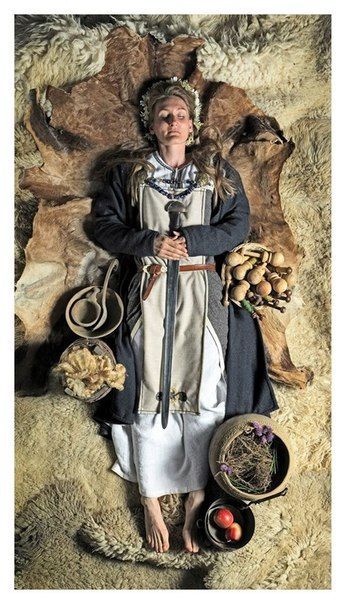 Amazing recreations of Viking Age burials by re-enactment group Andrimners Hemtagare Viking Shieldmaiden, Viking Garb, Viking Reenactment, Medieval Aesthetic, Viking Dress, Viking Life, Viking Costume, Viking Women, Viking Clothing