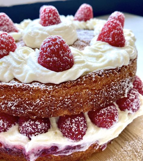 Raspberry Victoria Sponge, Sponge Cake Recipe Easy, Victoria Sponge Recipe, Strawberry Tarts Recipe, Cake With Raspberries, Glasgow Food, Victorian Cakes, Cake Recipe Easy, Celtic Jewellery