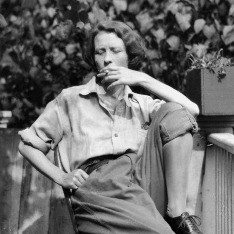 Edna St Vincent Millay, Corner Nook, Writers And Poets, American Poets, St Vincent, Tv Host, Love Poems, Poets, Nook