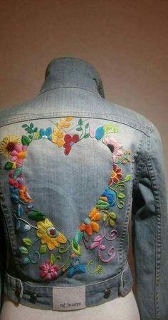 Denim Jacket Embroidery, Embroidery Jeans Jacket, Boho Mode, Moda Denim, Denim Embroidery, Denim Art, Sewing Projects Clothes, Denim Ideas, Pola Sulam