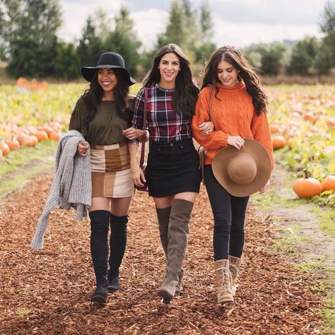 Fall Photo Ideas, Portret Feminin, Pumpkin Patch Photoshoot, Foto Best Friend, Autumn Photoshoot, Fall Photo Shoot Outfits, Sisters Photoshoot Poses, Fall Friends, Friendship Photoshoot