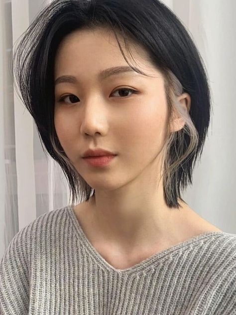 Short Black Hair With Highlights Ideas, Short Hair Highlights Black, Black Hair Blonde Highlights Short, Black Hair With White Highlights Short, Short Hair Bleach, Dark Hair Color Ideas For Short Hair, Black Hair With Highlights Blonde, Short Black Hair With Highlights, Blonde Korean