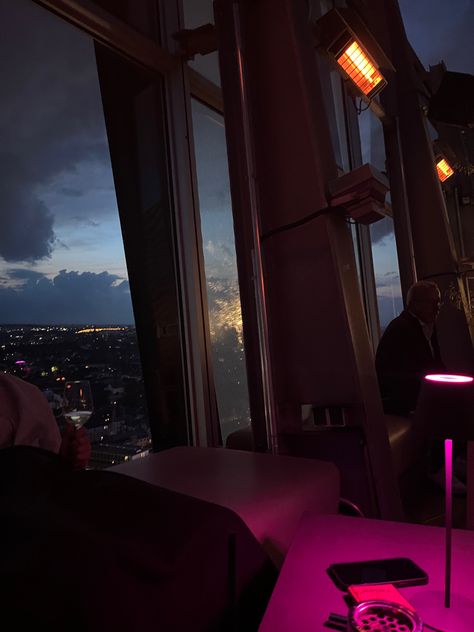 #rooftopbar #city #clouds #lights #night #aesthetic #hamburg Lights Night Aesthetic, Low Exposure, Rooftop Bar, Night Aesthetic, A R, Lighting, Quick Saves, Hamburg