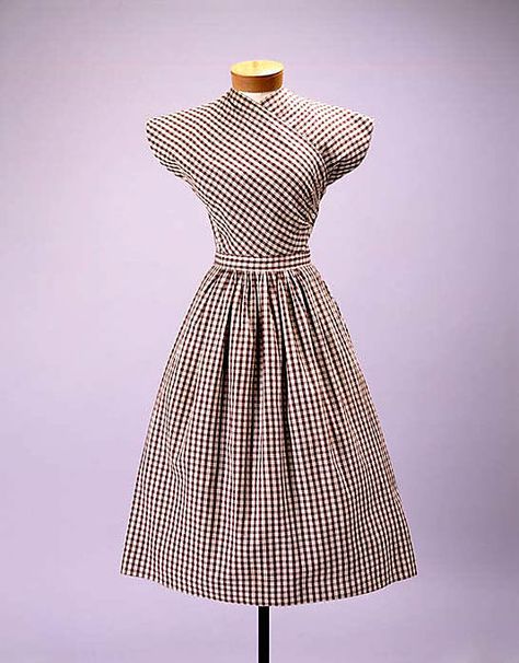 Fashionable Forties: The "Popover dress" - Claire Mccardell Claire Mccardell, Popover Dress, Fashion 1940s, Look Retro, American Fashion Designers, 40s Fashion, Retro Mode, 1940s Dresses, 1940s Fashion