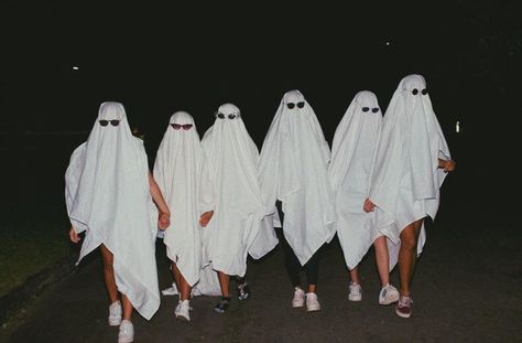 Friend Group Halloween, Funny Group Costumes, Scarie Movie, Funny Group Halloween Costumes, Rave Halloween Costumes, Halloween Social, Cute Group Halloween Costumes, Ghost Halloween Costume, Bff Halloween Costumes