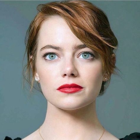 Emma Stone on Instagram: “she is my life, I do not know what to do without her. And then those fantastic eyes green❤❤❤❤❤ #emmastone” Emma Stone Eyes, Alicia Vikander, Most Beautiful Eyes, Red Lipstick, Emma Stone, Neck Scarf, Silk Twill, 인물 사진, Beautiful Eyes