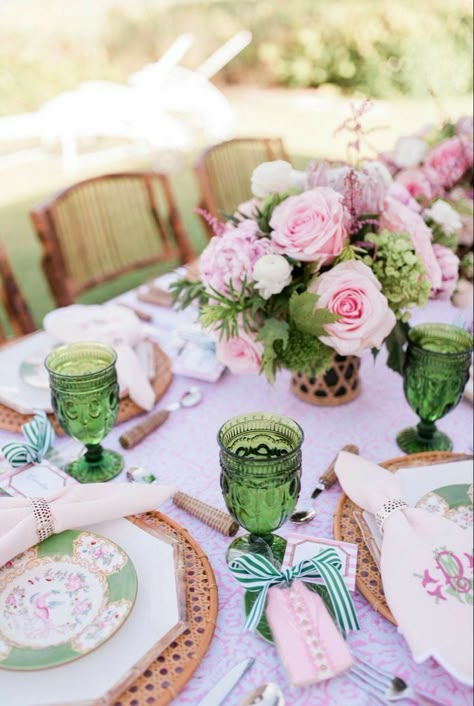 Pink Picnic Table Setting, Pink Table Setting Ideas, Spring Table Scape, Whimsical Tablescapes, Garden Party Table Setting, Pretty Table Settings, Summer Tablescapes, Spring Table Settings, Home Decorating Ideas Living Room