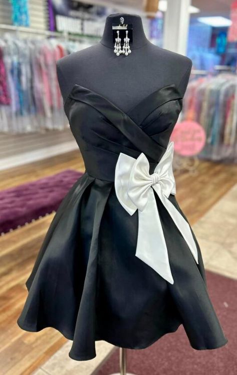 Short Dress With Bow, Bryshere Gray, Two Piece Romper, Eighteenth Birthday, Prom Dresses Two Piece, Beaded Prom Dress, Prom Looks, Short Homecoming Dress, Piece Prom Dress