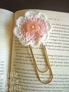 Petal Crochet, Marque-pages Au Crochet, Penanda Buku, Crochet Bookmark Pattern, Crocheted Flower, Crochet Book, Confection Au Crochet, Flower Bookmark, Crochet Bookmarks