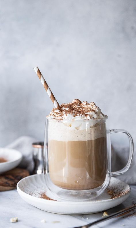 A delicious boozy iced coffee with a little kick of bourbon, topped with whipped cream and cocoa. Perfect for a cozy eve! Boozy Iced Coffee, Almond Liquor, Peanut Butter Hot Chocolate, Vanilla Iced Coffee, Coffee Milkshake, Cold Brew Iced Coffee, Chocolate Bourbon, Apple Cider Caramels, Boozy Desserts