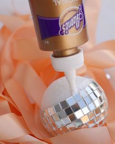 Festa Rock Roll, Bulb Craft, Motown Party, Soul Train Party, Ornament Inspiration, Diy Disco Ball, 70s Theme Party, 70s Party Theme, 80s Party Decorations