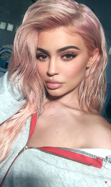 Kylie Jenner ♥ More Rose Gold Blonde, Pastel Rainbow Hair, Hair Color For Fair Skin, Jenner Hair, Kylie Jenner Hair, Hacks Makeup, Hair Colorful, Trending Hair, Gold Hair Colors