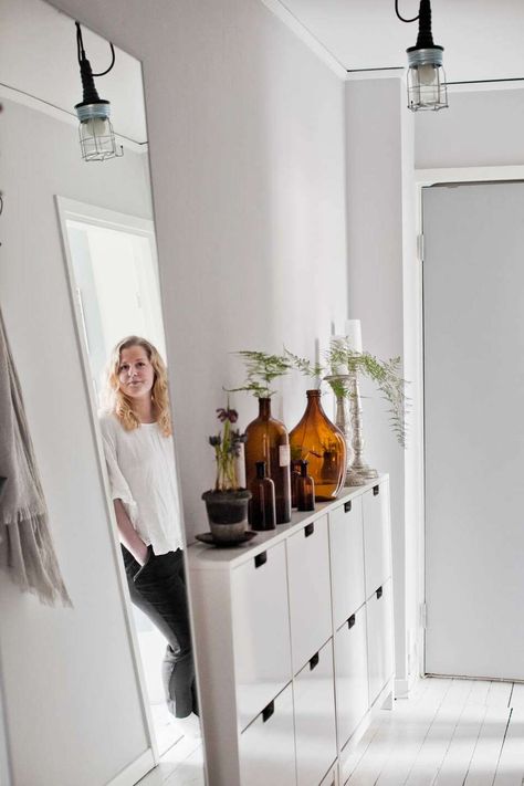 Compact living – 5 smarta stiltips för en liten... | Sköna hem Scandi Hallway, Decoration Hall, Living Hall, Compact Living, Tiny Apartment, Design Living Room, Scandinavian Interior, A Mirror, Small Space Living