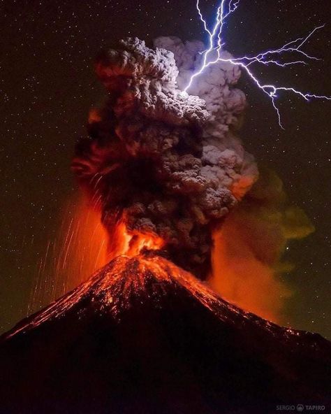 Volcano Lightning, Lightning Photography, Lightning Strikes, Lake Forest, Alam Yang Indah, Natural Phenomena, Science And Nature, Amazing Nature, Volcano