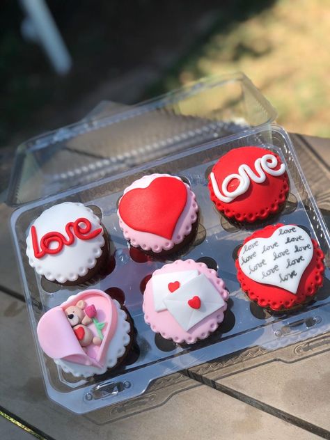 Valantain Cake, Valantain Day Cake, Valantain Day, Valentines Cakes And Cupcakes, Cupcakes Amor, Deco Cupcake, Anniversary Cupcakes, Valentine Cookies Decorated, Cake For Boyfriend