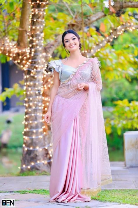 Mashi Siriwardana, Modern Saree Jacket Designs, Sri Lanka Saree, Saree Jacket Designs Latest, Sari Designs, Kajol Saree, Reception Couple, Modern Sarees, Saree Jacket Designs