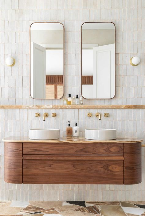 7 Art Deco Bathroom Ideas for the Modern Home | ABI Interiors Art Deco Ensuite, Art Deco Washroom, Art Deco Marble Bathroom, Modern Art Deco Bathroom Cabinet, Art Deco Wood Bathroom Vanity, Art Deco Walls, Art Deco Bathroom Tile, Organic Bathroom, 70s Interior Design