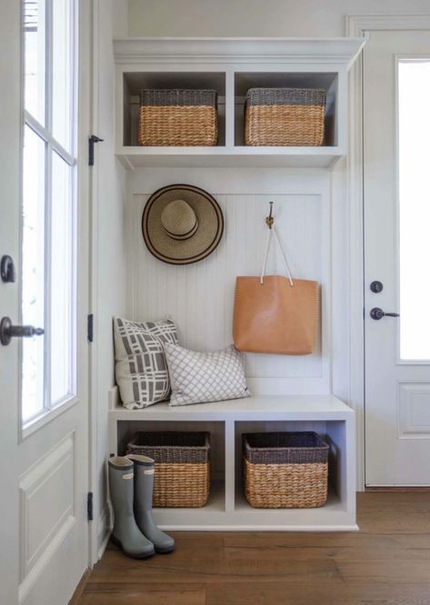 Casual meets elegance in this coastal style Florida home Small Cottage Interiors, Drop Zones, Small Mudroom Ideas, Mudroom Cubbies, Command Centers, Cottage Interior Design, Townhouse Interior, Mudroom Entryway, Mudroom Design