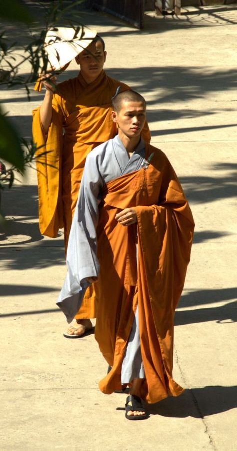 Monk Aesthetic, Tibetan Monk, Human Reference, Buddhist Monk, Buddhist Art, Avatar The Last Airbender, Photo Reference, Tibet, Costume Design