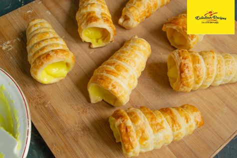 Cannoncini with Limoncello Cream (Cannoncini alla crema di Limoncello) Puff Pastry Horns, Pastry Horns, Italian Cannoli, Cannoli Recipe, Cannoli Cream, Cream Horns, Italian Cream Cakes, Italian Pastries, Italian Cake