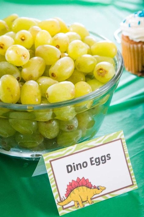 How to create a fun, easy and inexpensive Dinosaur Birthday Party! Dinosaurs are all the rage right now and they make the perfect theme for a birthday party! Your little one will love it and you'll love that it's a breeze! #dinosaur #party 4de Verjaardag, Dino Eggs, Dinosaur Themed Birthday Party, Dino Birthday Party, Dinosaur Theme Party, Dino Birthday, Birthday Party Food, Dino Party, Dinosaur Birthday Party