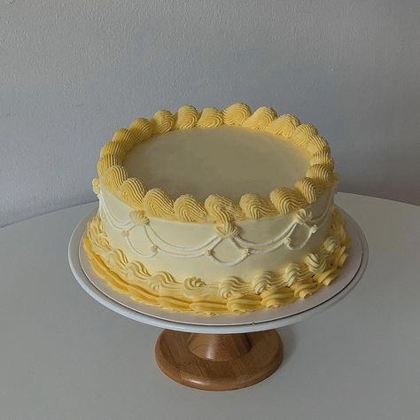 Yellow Frosted Cake, Yellow Color Birthday Theme, Yellow And Blue Cake Design, Pastel Yellow Cake Aesthetic, Yellow 16 Birthday Party, Yellow Bday Cake, Light Yellow Birthday Theme, Pastel Yellow Birthday Cake, Sunshine Cake Design