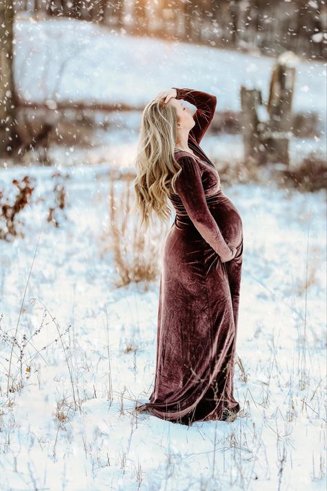 Snow Maternity Photos, Maternity Christmas Pictures, Winter Pregnancy Photoshoot, Winter Maternity Pictures, Winter Maternity Shoot, Maternity Photography Winter, Beach Maternity Pictures, Maternity Shoot Outfit, Maternity Picture Outfits