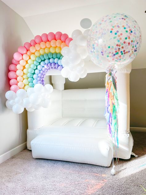 Rainbow Bounce House, Bouncy House Birthday Party, Balloon Garland Bounce House, Balloon Garland On Bounce House, Bounce House Balloon Garland, Small Bounce House, Pastel Bounce House, Bouncy House Party, White Bounce House With Balloons