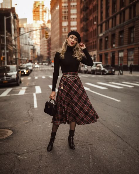 How To Wear A Beret, Midi Outfits, Black Turtle Neck, Skirt Tulle, Ribbed Turtleneck Sweater, Outfit Trends, Midi Skirts, Plaid Skirt, 가을 패션