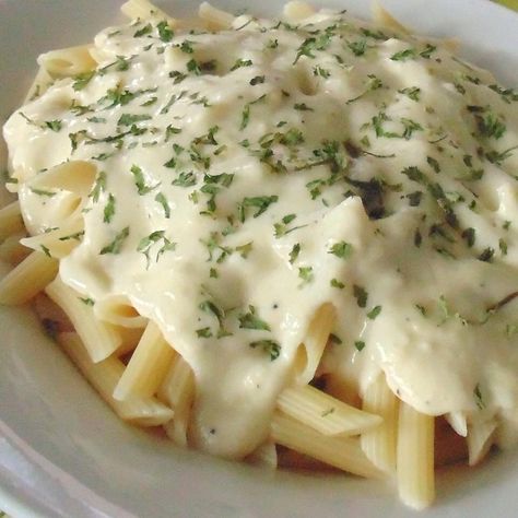 Chicken And Shrimp Carbonara, Olive Garden Alfredo Sauce Recipe, Olive Garden Alfredo, Olive Garden Alfredo Sauce, Spinach Alfredo, Olive Garden Recipes, Alfredo Sauce Recipe, Fettuccine Alfredo, Dessert Ingredients