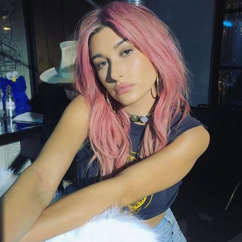 Hailey Baldwin Hair Pink Hair Instagram 2017 | StyleCaster Hailey Baldwin Hair, Pink Ombre Hair, Light Pink Hair, Blond Ombre, Ombre Blond, Pink Hair Dye, Temporary Hair Dye, Hair Color Rose Gold, Hailey Rhode Baldwin