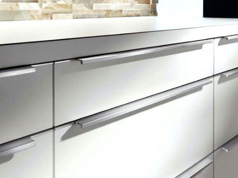 Top 70 Best Kitchen Cabinet Hardware Ideas - Knob And Pull Designs Modern Kitchen Handles, Modern Kitchen Cabinet Handles, White Gloss Kitchen, Modern Cabinet Hardware, Kitchen Handle, Mid Century Industrial, Contemporary Kitchen Cabinets, Kitchen Layout Ideas, Kitchen Cupboard Handles