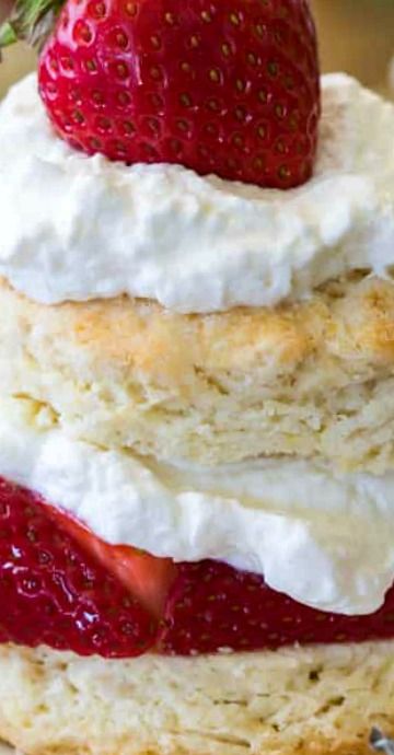 How to Make Strawberry Shortcake #recipe #strawberry #strawberryshortcake #baking Shortcake Biscuits, Homemade Strawberry Shortcake, Savory Cakes, Strawberry Shortcake Recipes, Shortcake Recipe, Raspberry Smoothie, Easy Clean Eating, Salty Cake, Köstliche Desserts