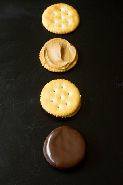 Chocolate Covered Peanut Butter Ritz Sandwiches!!! only 4 ingredients! Chocolate Covered Peanut Butter Ritz, Ritz Sandwiches, Noel Cookies, Ritz Cracker Recipes, Peanut Butter Cookie Bars, Peanut Butter Caramel, Dessert Oreo, Chocolate Covered Peanuts, Butter Caramel