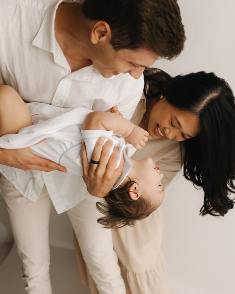 The happiest of birthday photos for the happiest baby!! Love this family so much!! 3 Month Old Family Photos, 3 Month Old, Old Family Photos, Happy Baby, Family Photoshoot, Birthday Photos, Photo Inspo, Family Pictures, Family Photo