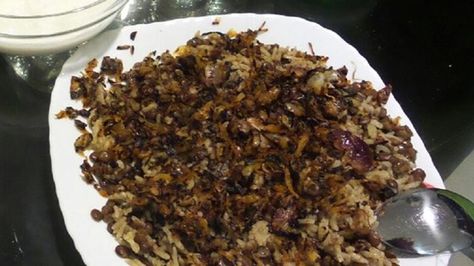 Fried onions top a mixture of lentils and rice seasoned with cumin and garlic powder in this vegetarian meal. Meditterean Diet, Mujadara Recipe, Vegan Peach Cobbler, Lentil Rice, Arab Food, Vegan Peach, Syrian Food, Recipes Veggie, Ww Recipe