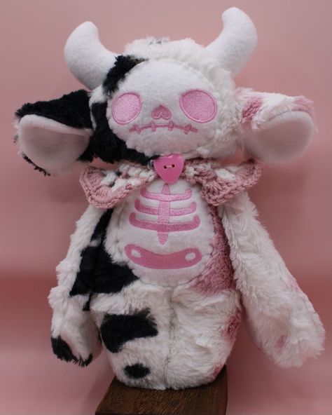 Gothic Stuffed Animals, Creepy Cute Animals, Creepy Cute Stuffed Animals, Creepy Cute Plushies, Creepy Stuffed Animals Diy, Weird Stuffed Animals, Gothic Plushies, Cute Animal Plushies, Weird Plushies