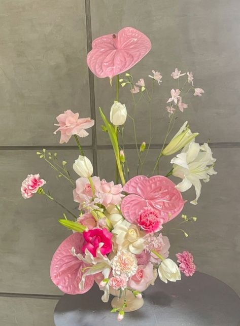 Bouquet Flower Aesthetic, Champagne Mami, Ikebana Arrangements, Boquette Flowers, Flower Vase Arrangements, Bouquet Flower, Flowers Bouquet Gift, Bouquet Arrangements, Sparks Joy