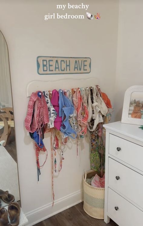 Costal Beachy Surfer Girl Ocean Coconut Girl Room Inspo (Tiktok Screenshot)🐬🌺🌴🌊🏝️🌅  PLS FOLLOW <333 #screenshot #follow #beachgirl #beach #room Pastel Beachy Bedroom, Summer Themed Room Bedrooms, Florida Bedroom Decor, Hippy Beach House, Costal Room Inspiration Bedroom, Bedroom Beach Ideas, Bedroom Ideas Surf, Beachy Clean Girl Room, Cute Bedroom Ideas Beachy