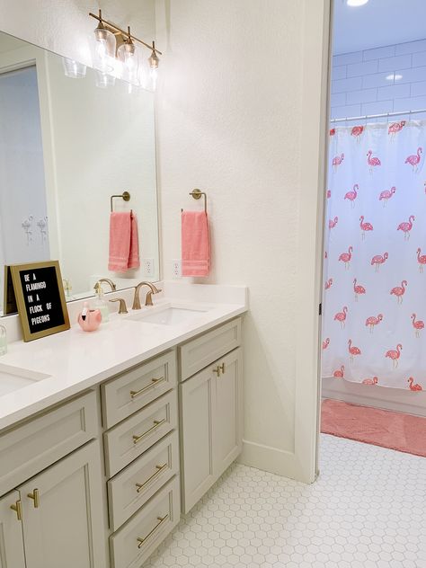 Bathroom Inspo Preppy, Preppy Bathroom Rug, Flamingo Bathroom Ideas, Sister Bathroom Ideas, Sisters Bathroom Ideas, Preppy Bathroom Aesthetic, Girls Bathroom Ideas Sisters, Preppy Bathroom Ideas, Preppy Bathroom