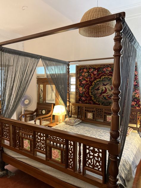 Indian Canopy Bed, South Asian Bedroom, Poster Bed Decor, Indian Aesthetic Bedroom, Teakwood Bed Designs, Indian Style Bedroom, Teakwood Furniture, Indian Bed, Poster Beds