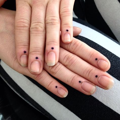 Four dot tattoos on fingers Finger Dot Tattoo, Dot Tattoo Meaning, Finger Meaning, Tattoo Sonne, Army Tattoos, Finger Tattoo Designs, Dot Tattoos, X Tattoo, 4 Tattoo