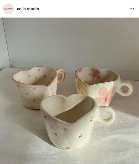 Color Me Mine Couple Ideas, Handmade Pottery Aesthetic, Handmade Cups Ceramic Pottery, Poterry Painting Aesthetic, Clay Art Heart, Homemade Ceramics, Pinch Pot, Tanah Liat, Pottery Painting Designs