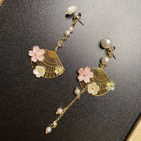 Japanese Fans And Sakura Flower Pearl Drop Earrings Gold Color Sakura Flower Jewelry, Traditional Japanese Jewelry, Toasted Teddy, Contrast Jewelry, Japanese Jewellery, Japanese Accessories, Jewelry Japanese, Japanese Fans, Diy Luxury