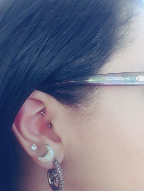 Daith Piercing Curved Barbell, Daith Piercing Barbell, Daith Barbell, Piercing Lobe, Pretty Piercings, Piercing Daith, Moon Earring, Lobe Piercings, Piercing Inspo