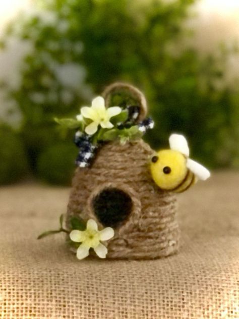 Bee Skep Diy, Bee Hives Diy, Bee Hive Craft, Honey Bee Decor, Ladybug Crafts, Bee Skep, Bee Crafts, Bee Decor, Memorial Ornaments